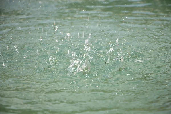 Imagen salpicaduras en las ondas de agua —  Fotos de Stock