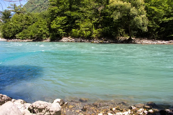 Φωτογραφία του μπλε καθαρό νερό στο ποτάμι βουνό — Φωτογραφία Αρχείου