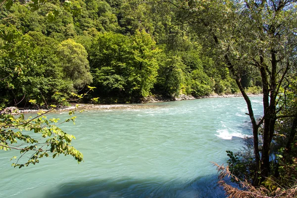 Foto azul agua corriente limpia en el río de montaña —  Fotos de Stock