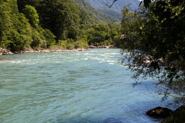 Dağ nehir su akan mavi imajını