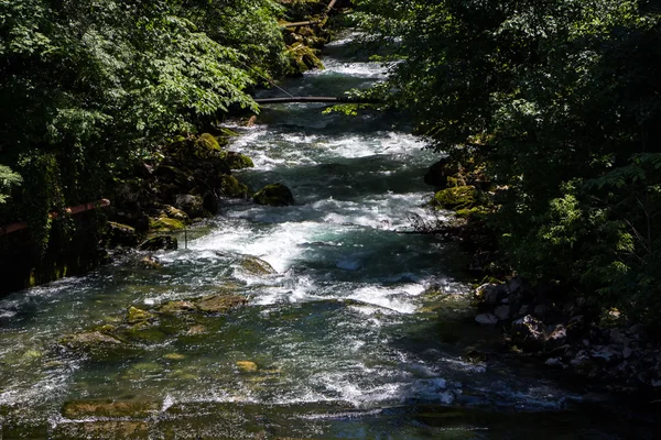 Imagem de um estreito rio de montanha — Fotografia de Stock