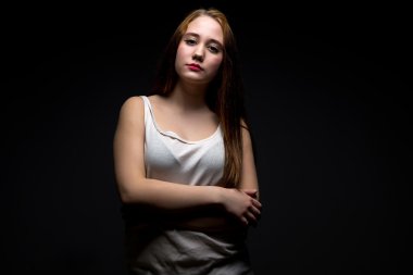 Tıknaz esmer kız resim 