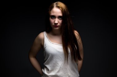 Kalça elleri ile tombul kız fotoğrafı