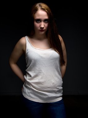 Tombul kız elleri ceplerinde görüntüsünü