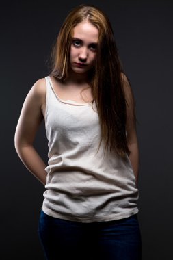 Tombul kızın buruşuk gömlek ile resim