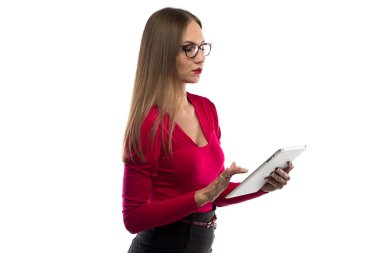 Tablet ile çalışan kadın görüntüsünü 