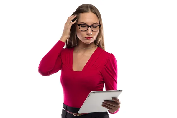 Frau berührt Haare und schaut auf Tablet — Stockfoto