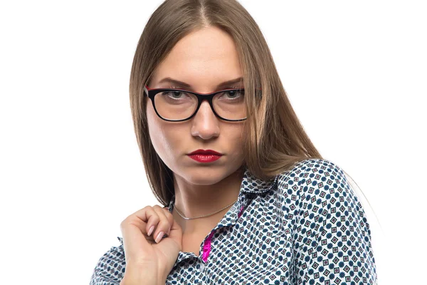 Stående kvinna med röda läppar och glasögon — Stockfoto
