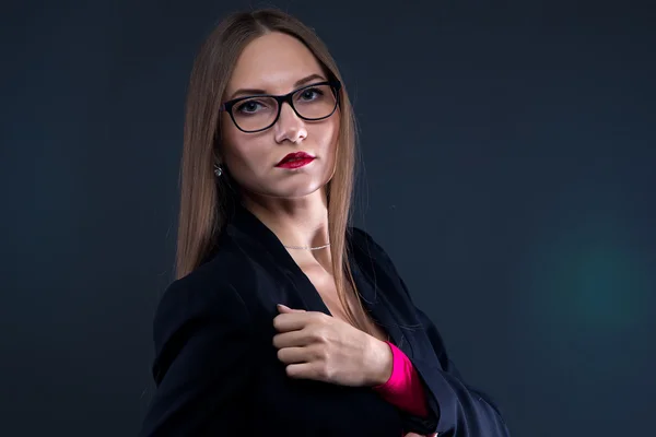 Foto de mulher séria em casaco preto — Fotografia de Stock