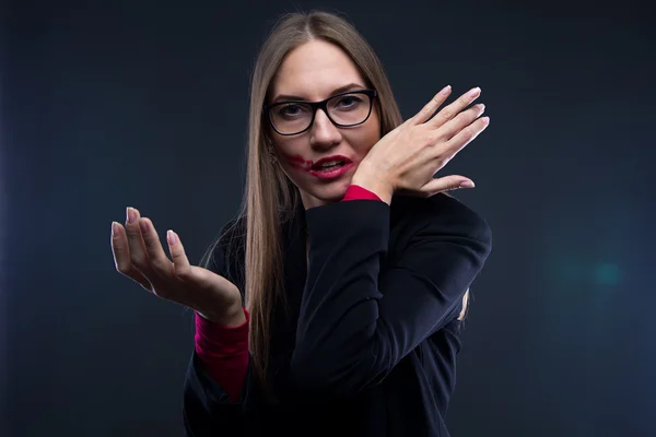 Foto de mujer con lápiz labial rojo manchado —  Fotos de Stock