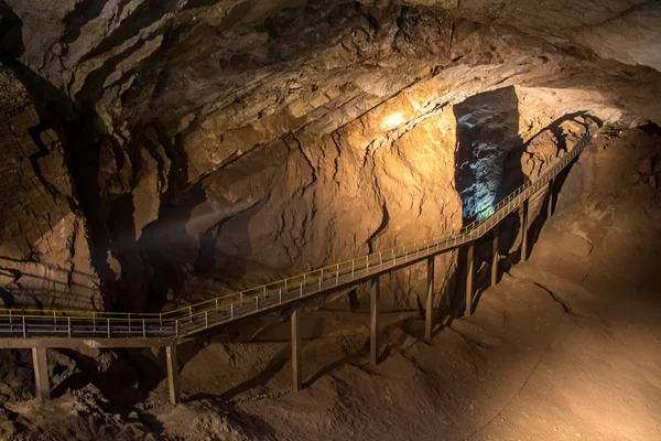 Foto de puente peatonal en la cueva —  Fotos de Stock