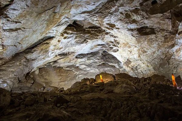 Foto de pequenas estalagmites na caverna — Fotografia de Stock