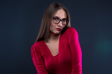 Kırmızı utangaç kadın fotoğrafı