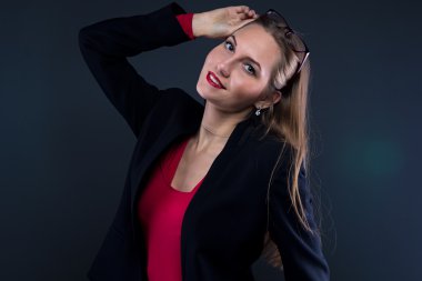 Görüntü gülümseyen kadın gözlüğü çıkar alarak