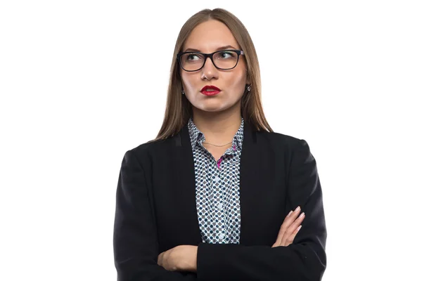 Denkende Geschäftsfrau in Brille mit verschränkten Armen — Stockfoto