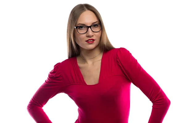 Foto av leende kvinna i röd lutat åt sidan — Stockfoto