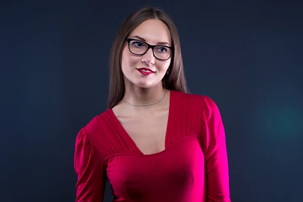 Foto de una mujer sonriente con camisa roja — Foto de Stock