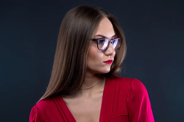 Retrato de mujer en gafas, mirando hacia otro lado — Foto de Stock