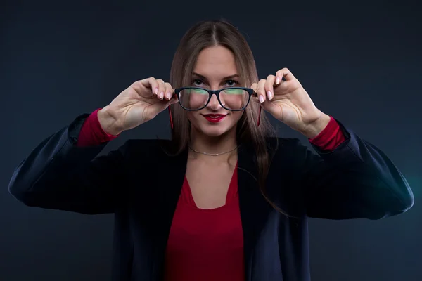 Фото женщины, держащей очки — стоковое фото