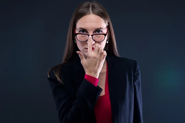 Фото женщины, фиксирующей очки — стоковое фото