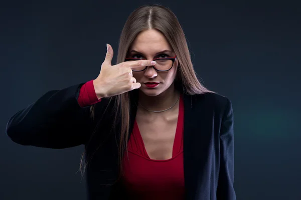 Portret van vrouw tot vaststelling van de glazen — Stockfoto