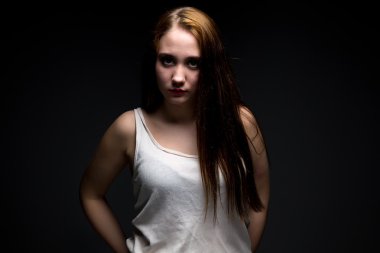 Tombul kız kalça elleri ile görüntü