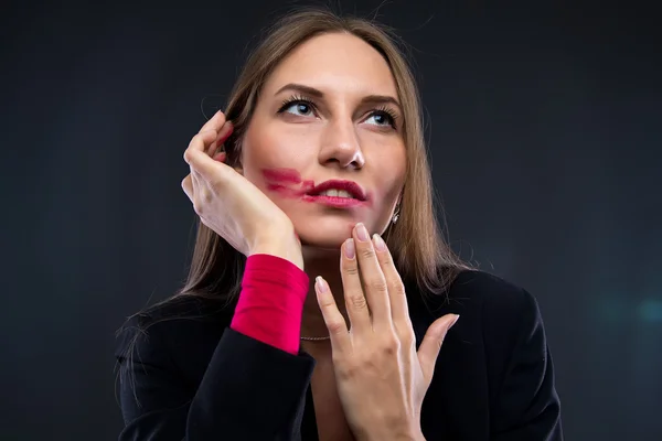 Mujer con labial rojo manchado, mirando hacia arriba — Foto de Stock