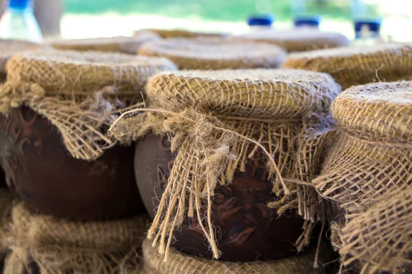 Фотография горшков с медом, естественный свет — стоковое фото