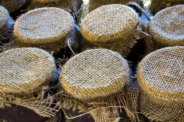 Afbeelding van bruin honing potten, natuurlijk licht — Stockfoto