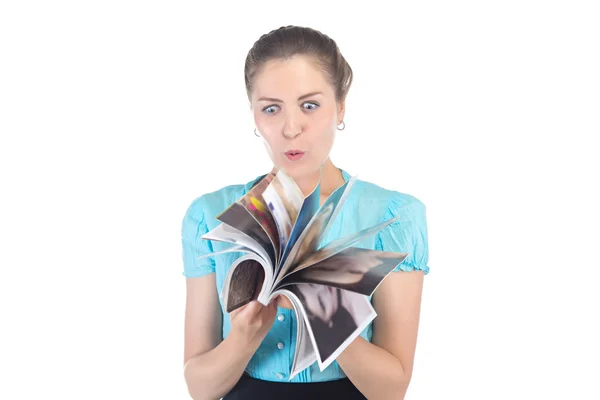 Photo surprised woman looking at a magazine — Stock Photo, Image