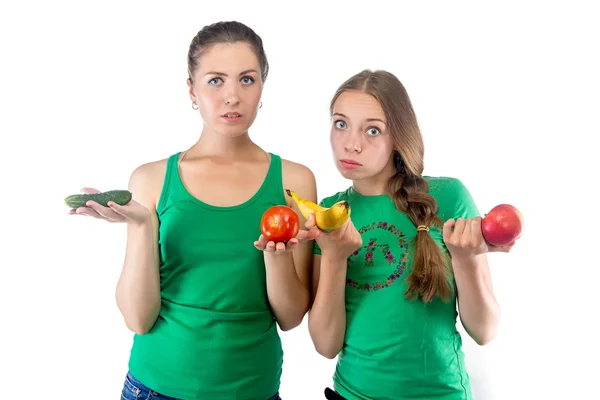 Photo deux femmes avec légumes et fruits — Photo