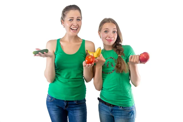 Foto de mujeres sonrientes con verduras y frutas — Foto de Stock