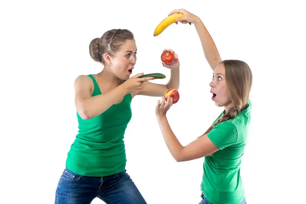Foto de duas mulheres lutando contra frutas — Fotografia de Stock