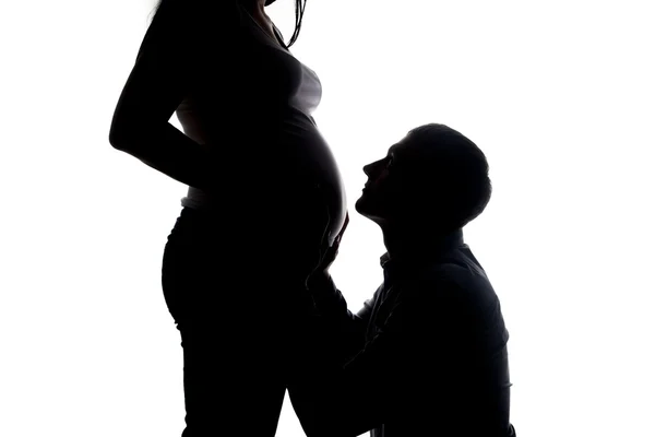 Silhueta de homem olhando para mulher grávida — Fotografia de Stock