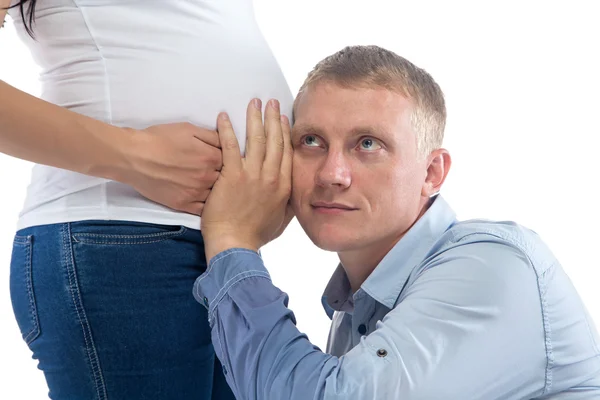 Foto ouvindo homem e mulher barriga — Fotografia de Stock