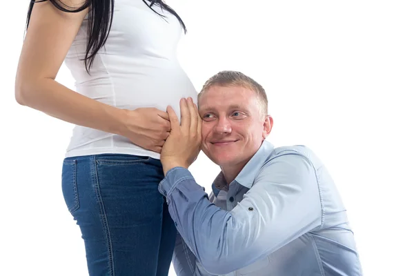 Imagem ouvindo o homem feliz e barriga de mulheres — Fotografia de Stock