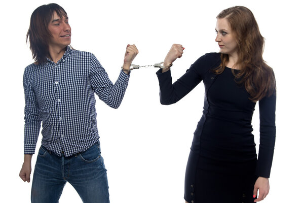 Противостояние серьезного мужчины и женщины
 