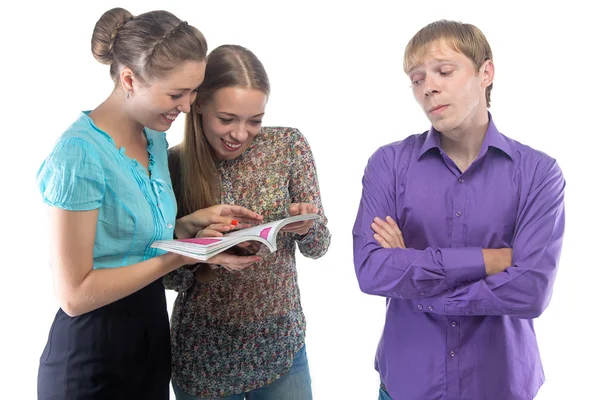 Lezing vrouwen en nieuwsgierig man — Stockfoto