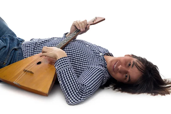 Liegender junger Mann mit Balalaika — Stockfoto