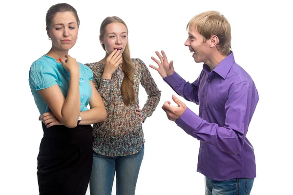 Sprechender blonder Mann und zwei Frauen — Stockfoto