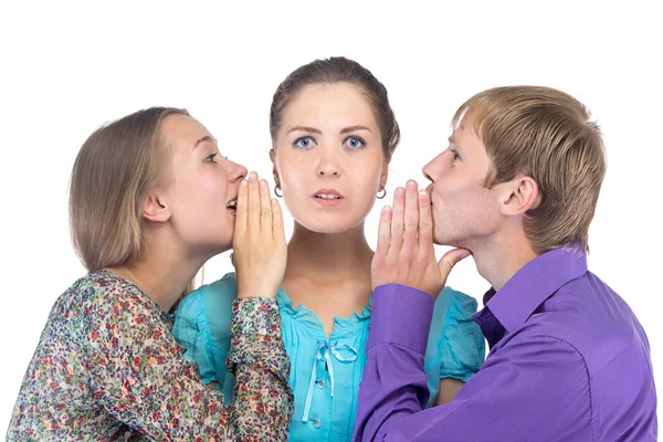 Jonge vrouw en twee mensen luisteren — Stockfoto