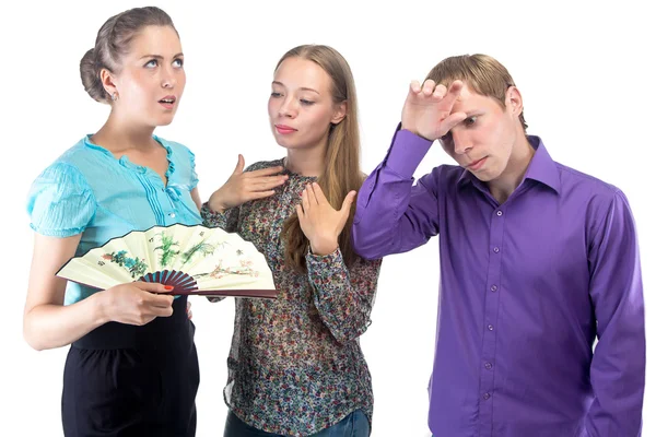 Brainstorming im Amt - drei junge Leute — Stockfoto