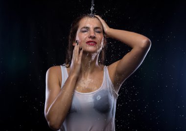 Esmer su akışı altında