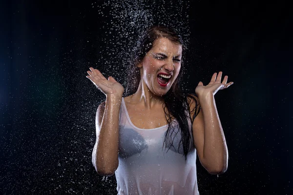 Nešťastný bruneta pod tekoucí vodou — Stock fotografie