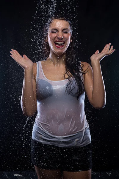 Femme drôle sous l'eau courante — Photo