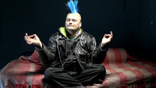 Engraçado punk fazendo youga — Vídeo de Stock