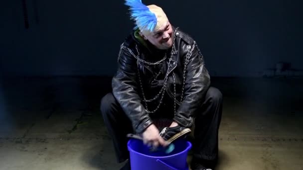 Zabawny punk czyszczenia trampki — Wideo stockowe