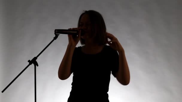 Silhouette of a girl singing — Stock Video