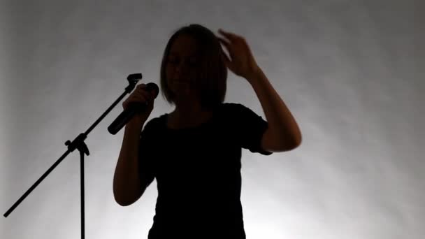 Silhouette di ragazza con canto microfono — Video Stock