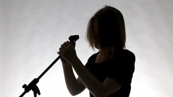 Vídeo de menina com microphne stand — Vídeo de Stock